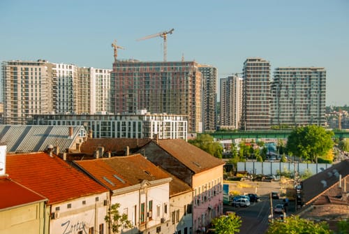 U pojedinim srpskim gradovima temperatura već visoka: U jednom mestu "zimski" uslovi